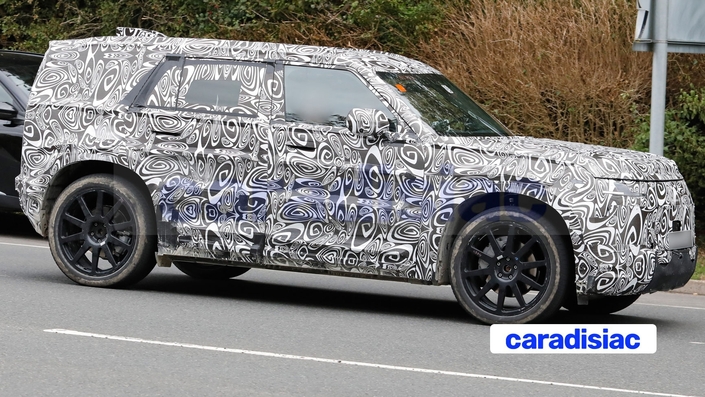 Afin de rendre ce modèle attractif, Land Rover devrait proposer son Defender Sport à un tarif positionné en dessous de celui du Defender trois portes. Il devrait afficher une longueur équivalente à celle du Defender « 90 » tout en étant moins agile en tout-terrain que lui.