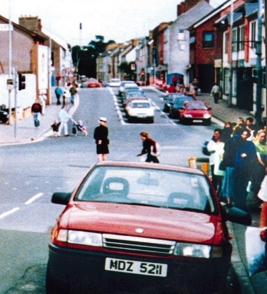 La Vauxhall Cavalier volée deux jours plus tôt de l'autre côté de la frontière a été garée à 14h20 devant une boutique de vêtements. Il y a foule ce samedi-là, dans le centre d'Omagh - Crédit Wikipedia Commons