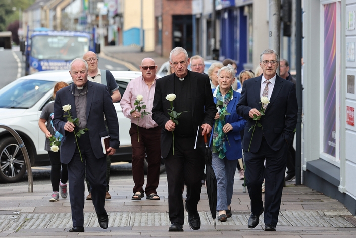 Le 15 juillet 2023, 25 ans après l'attentat, des représentants des communautés protestante et catholique d'Omagh, accompagnés du collectif des familles de victimes, se rendent dans Market Street, sur les lieux de l'explosion - Crédit Maxppp