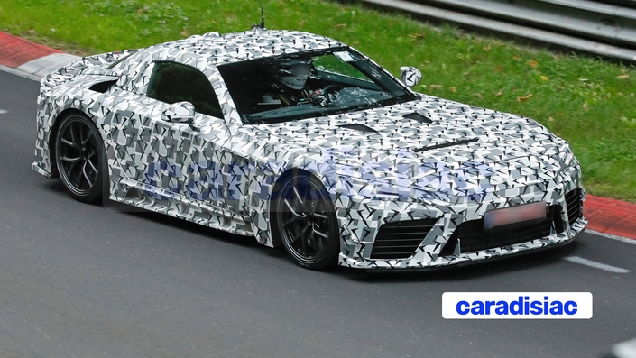 La Lexus LFR veut être la digne héritière de la Lexus LFA de 2010. Et bien qu’elle pratique le downsizing en s’équipant d’un V8 biturbo hybride au lieu d’un V10 « atmo », elle devrait afficher des performances plus élevées que celle de la LFA.