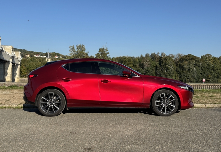 La Mazda 3 défie les mini-moteurs turbo avec un maous 2.5 essence !