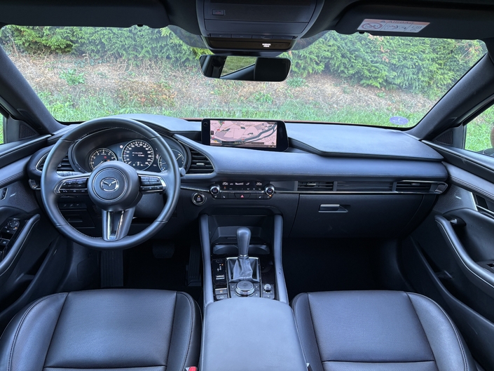 La présentation est austère, y compris sur ce haut de gamme Takumi, mais le design est soigné, de même que la finition, même si l’on peut déplorer la présence de plastiques brillants en parties basses. L’ergonomie réclame un peu de pratique pour s’y retrouver, mais a le mérite de faire appel à une console de chauffage avec de gros boutons.