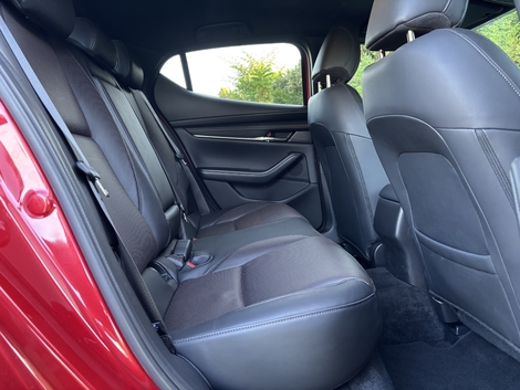 Compte tenu du gabarit de la Mazda 3, l’habitabilité déçoit, surtout au niveau des jambes.