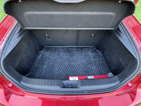 Le coffre reste peu volumineux, et son ouverture à la fois biscornue et trop haute.