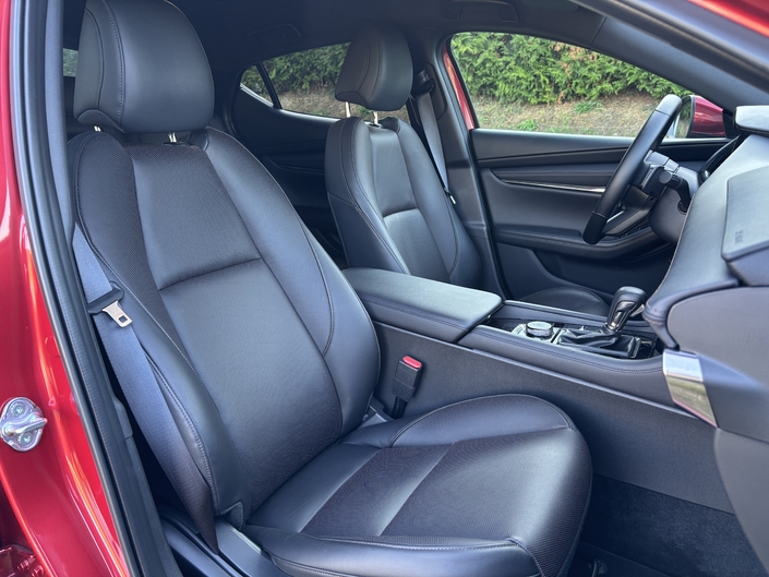 La Mazda 3 défie les mini-moteurs turbo avec un maous 2.5 essence !