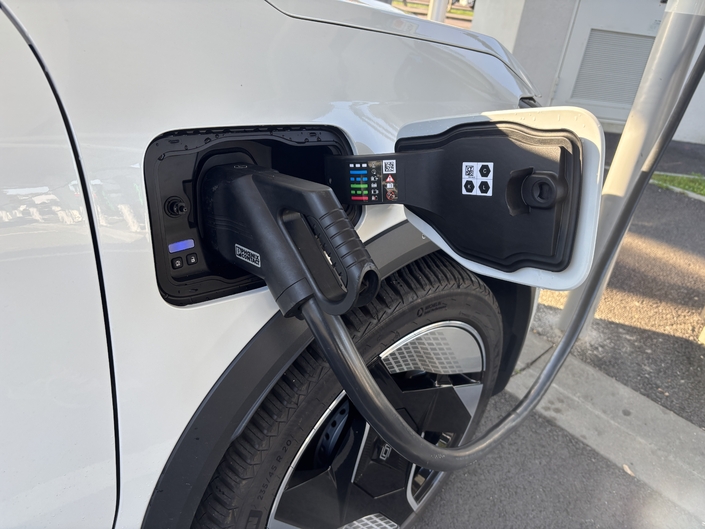Testé sur deux bornes différentes, le Français n'est pas un cador pour la recharge de 20 à 80%. Le temps d'attente aura été de 35 minutes à chaque fois.