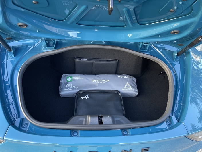 À l’arrière, le coffre accueille 100 l de bagages.