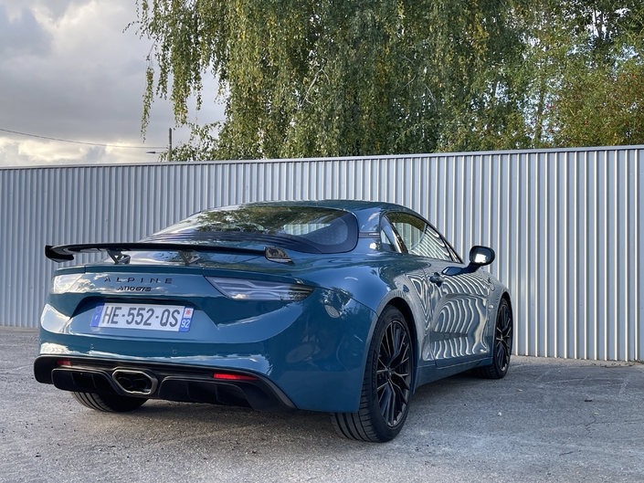 Ce superbe béquet arrière en fibre de carbone équipe d’office l’Alpine A110 GTS.