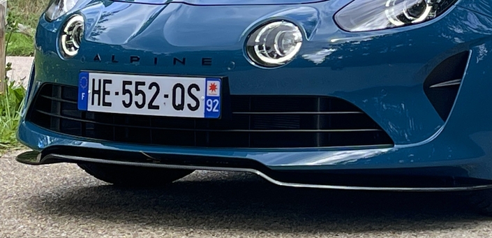 Cette lame de bouclier en fibre de carbone caractérise l’Alpine A110 GT et, surprise, ne frotte pas à la première occasion, la garde au sol étant suffisante.
