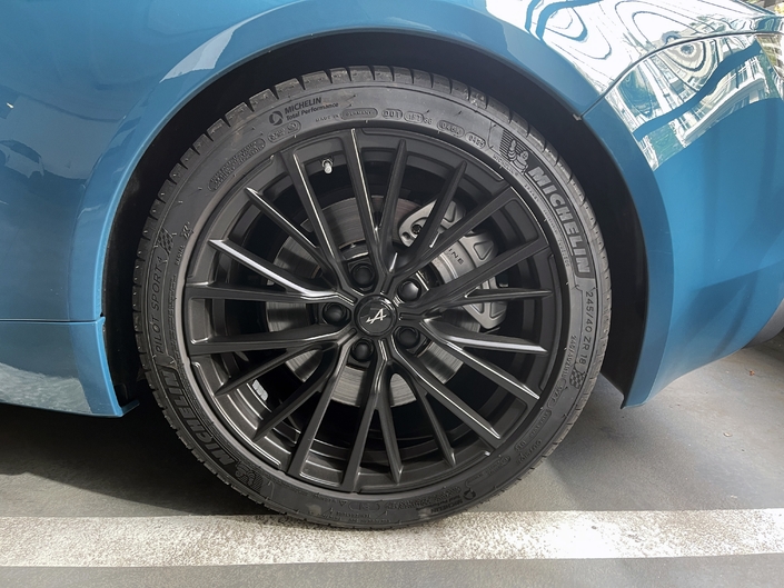 On peut ne pas aimer les jantes noires, mais les GT Race (18 pouces) de l’Alpine A110 GTS font envie.