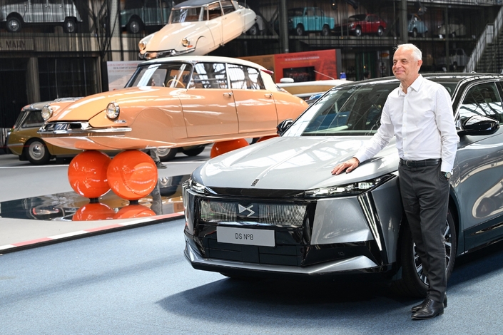 Xavier Peugeot, le nouveau directeur de DS Automobiles, pose devant une N°8. Photo MaxPPP.