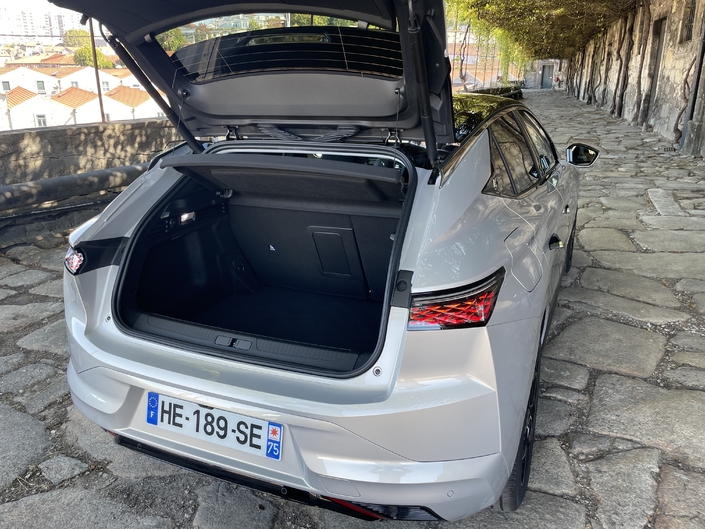 Le coffre offre 430 litres de volume dans cette version essence à hybridation légère. C'est mieux que chez les Allemandes.