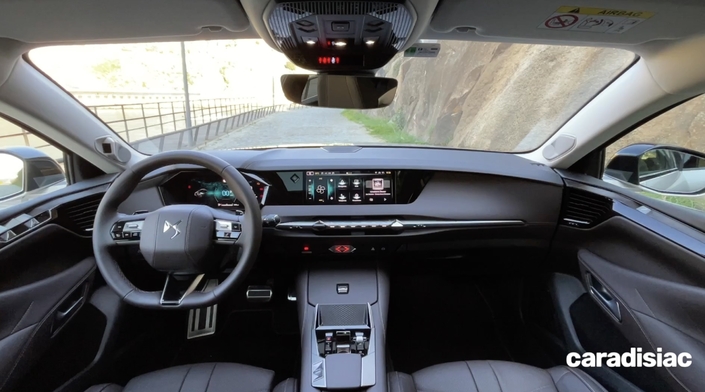 A l'intérieur, le combiné d'instrumentation grossit et le petit écran de la DS 4 au pied de la console centrale disparaît. La qualité d'assemblage est classique, mais les habillages en cuir de la finition "Etoile" sont superbes.