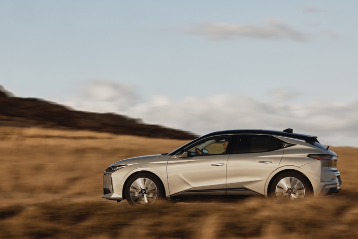 Sur la route, la DS N°4 mise tout sur le confort.