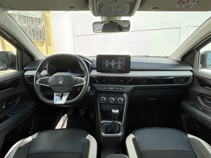 La planche de bord est proche de celle de la Dacia Sandero. La présentation est agréable et l’équipement complet