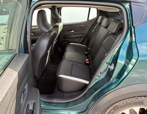 Pas de problème de place à l’arrière. On aurait aimé toutefois que la sellerie soit plus agréable.