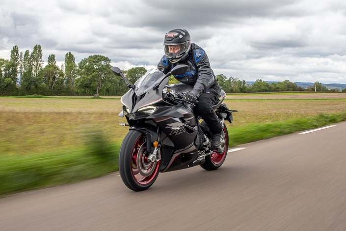 Avec la QJ Motor SRK 921 RR, on a l'impression d'avoir une MV Agusta à 13 499 €, mais cela donne quoi ? 