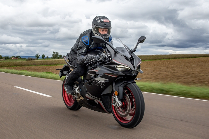 Avec la QJ Motor SRK 921 RR, on a l'impression d'avoir une MV Agusta à 13 499 €, mais cela donne quoi ? 