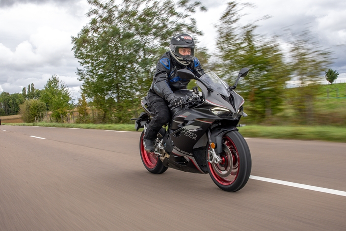 Avec la QJ Motor SRK 921 RR, on a l'impression d'avoir une MV Agusta à 13 499 €, mais cela donne quoi ? 