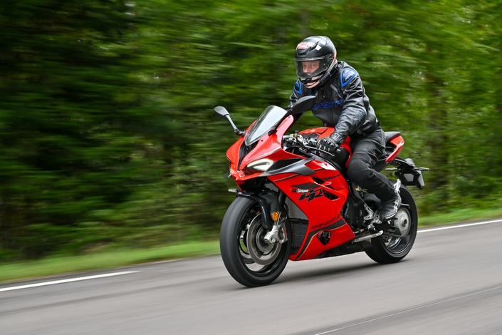 Avec la QJ Motor SRK 921 RR, on a l'impression d'avoir une MV Agusta à 13 499 €, mais cela donne quoi ? 