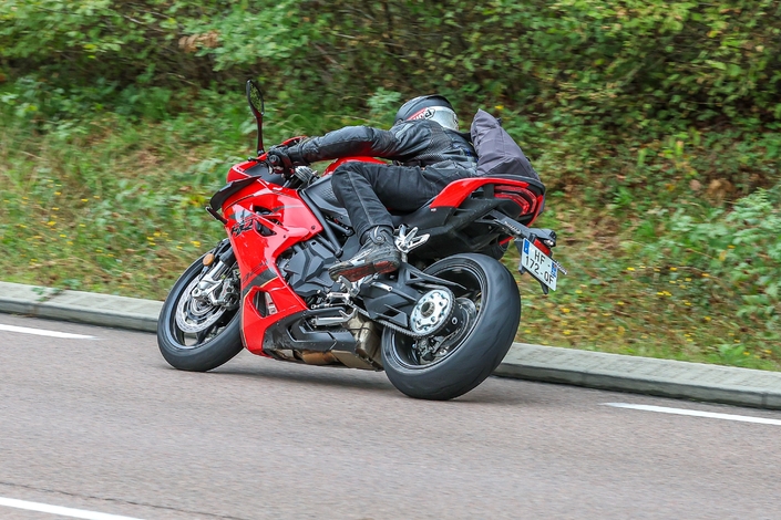 Avec la QJ Motor SRK 921 RR, on a l'impression d'avoir une MV Agusta à 13 499 €, mais cela donne quoi ? 