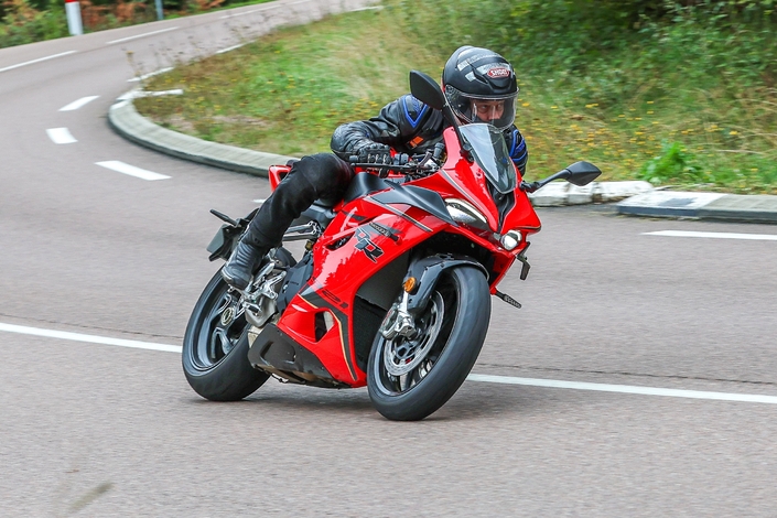 Avec la QJ Motor SRK 921 RR, on a l'impression d'avoir une MV Agusta à 13 499 €, mais cela donne quoi ? 