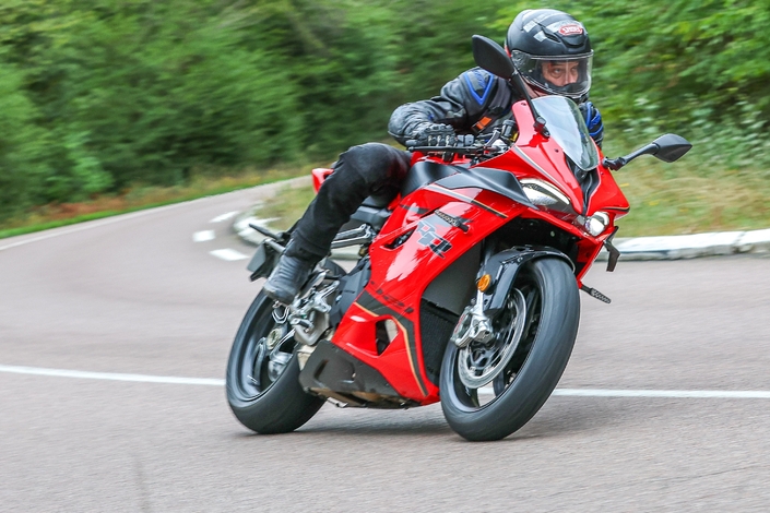 Avec la QJ Motor SRK 921 RR, on a l'impression d'avoir une MV Agusta à 13 499 €, mais cela donne quoi ? 