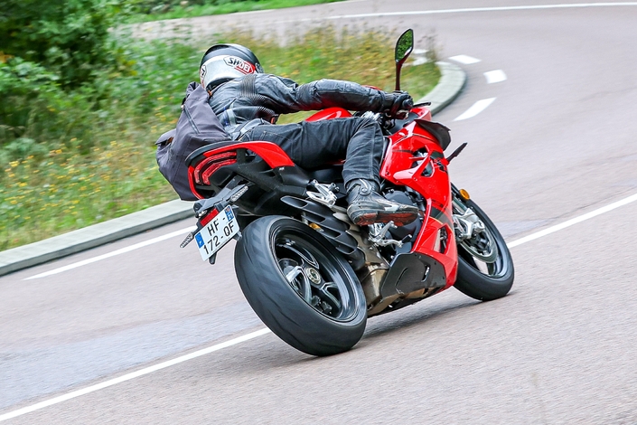 Avec la QJ Motor SRK 921 RR, on a l'impression d'avoir une MV Agusta à 13 499 €, mais cela donne quoi ? 