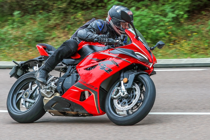 Avec la QJ Motor SRK 921 RR, on a l'impression d'avoir une MV Agusta à 13 499 €, mais cela donne quoi ? 