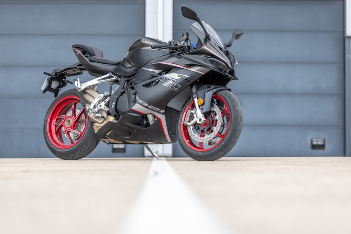 Avec la QJ Motor SRK 921 RR, on a l'impression d'avoir une MV Agusta à 13 499 €, mais cela donne quoi ? 