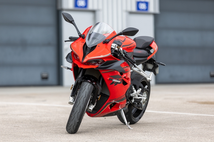 Avec la QJ Motor SRK 921 RR, on a l'impression d'avoir une MV Agusta à 13 499 €, mais cela donne quoi ? 