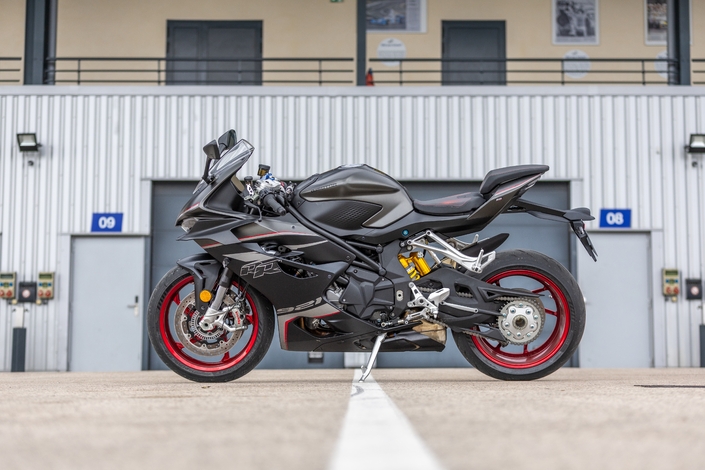 Avec la QJ Motor SRK 921 RR, on a l'impression d'avoir une MV Agusta à 13 499 €, mais cela donne quoi ? 