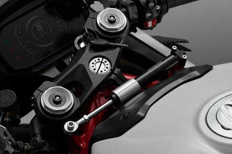 Avec la QJ Motor SRK 921 RR, on a l'impression d'avoir une MV Agusta à 13 499 €, mais cela donne quoi ? 