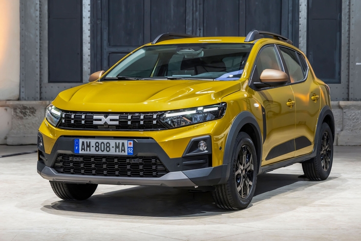 La Sandero reçoit pour première fois une motorisation 100 % hybride.