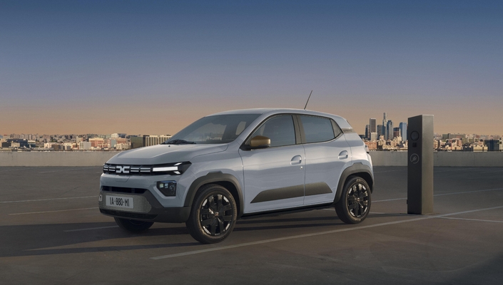 La Spring reçoit une batterie LFP de 24,3 kWh autorisant une autonomie similaire (225 km WLTP).