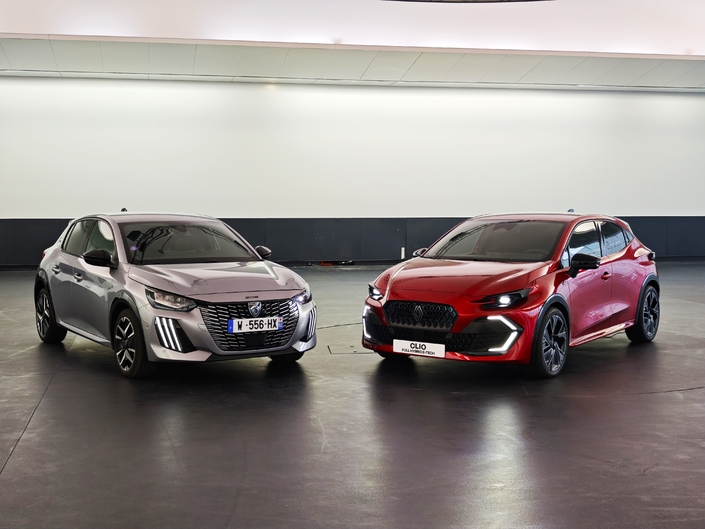 La dernière Clio, 6e du nom, affronte aujourd’hui de façon statique sa principale rivale : la Peugeot 208. Un match d’importance, entre les deux meilleures ventes du marché français.