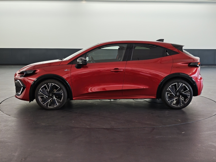Le profil est étiré puisque la Clio mesure désormais 4,12 m de long, ce qui en fait la plus grande des citadines polyvalentes. On remarquera les arches de roues noir laqué, comme sur… la 208 !