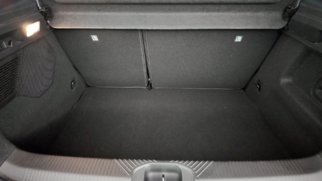 Avec 391 litres de volume (en norme litres d’eau), le coffre de la Clio surclasse celui de la 208.