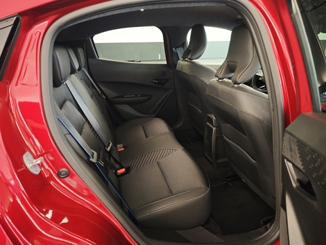 Aux places arrière de la Clio, l’espace est correct pour deux adultes, mais ce n’est pas non plus spacieux.