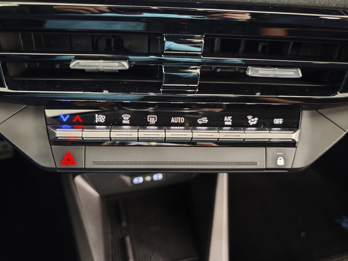 L’ergonomie est soignée dans la Clio, avec des touches physiques pour la climatisation par exemple.