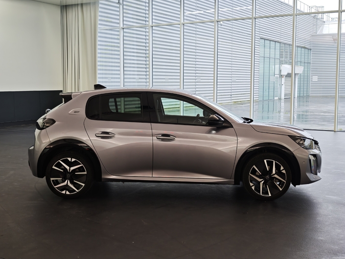 La 208 présente un profil plus ramassé. Les jantes de 17 pouces dans cette finition GT sont surlignées par un tour de passage de roue noir laqué, qui a inspiré la Clio 6. Elle fait 4,05 m de longueur, plus petite désormais que sa rivale.