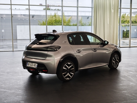 À l’arrière, le bandeau noir, signature des Peugeot des années 2020, et toujours là. Et la sportivité est assumée par la double canule d’échappement.