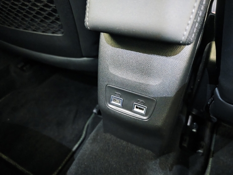 La 208 propose des prises USB à l’arrière, en plus de l’avant, là où la Clio n’en propose pas.