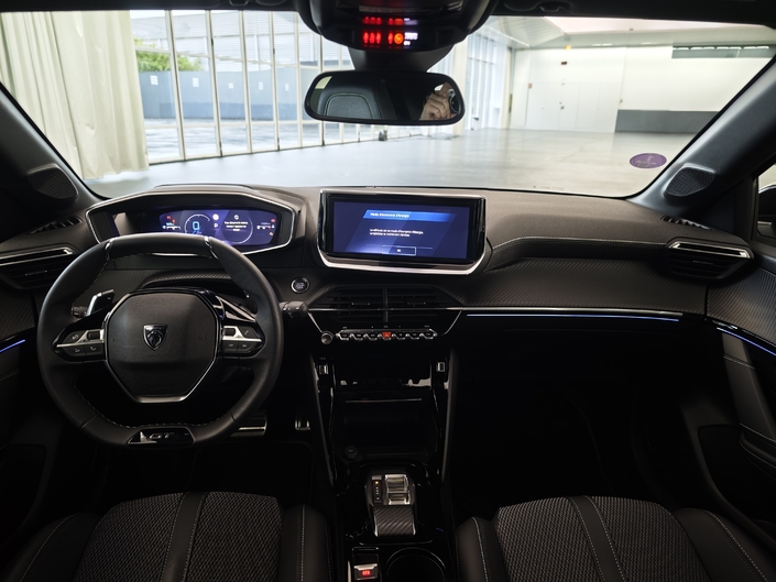 Le style est toujours moderne, même après six années de vie, et la qualité des matériaux est supérieure à la Clio. Mais l’ergonomie est en retrait, et le système multimédia moins moderne est plus lent.
