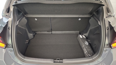 Le coffre de la Yaris affiche 286 litres en norme VDA. Son double plancher permet de moduler la hauteur et d’obtenir un plancher presque plat banquette rabattue.