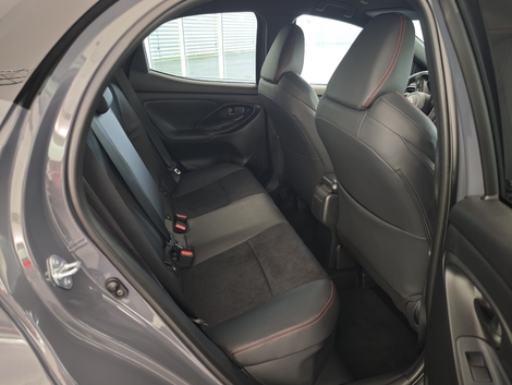 La Yaris pâtit de sa petite taille, les cm manquent à l’arrière pour les jambes, surtout si l’on fait plus d’1,80 m.