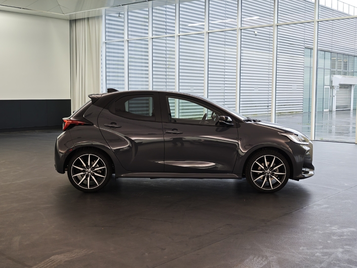 Le profil est plus ramassé, et pour cause : la Yaris est plus courte que la Clio de 18 cm !