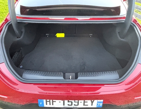 Le coffre arrière est juste correct et tarabiscoté. Une version break « Shooting Brake » offrira environ 50 dm3 de plus sous cache-bagages et un hayon.