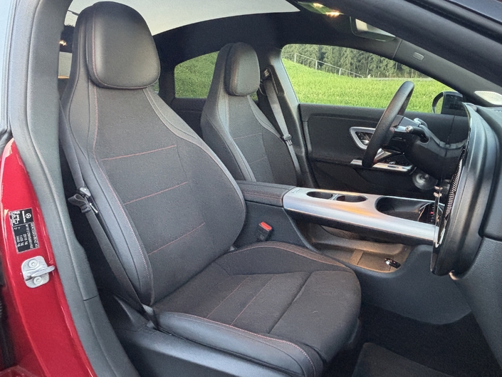 En version 250 +, la Mercedes CLA électrique couvre jusqu’à 500 km d’autoroute tranquille !