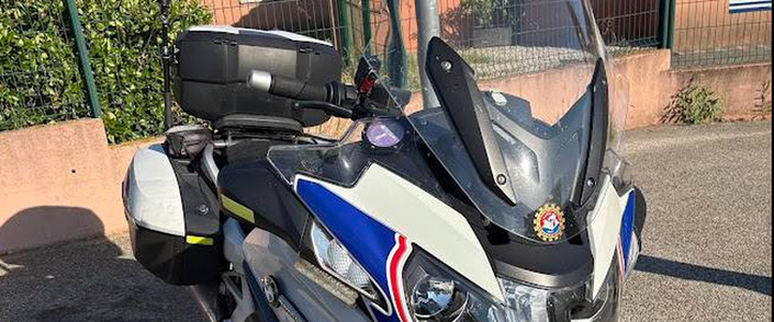 Il maquille sa BMW en moto de la Police pour se faire respecter sur la route